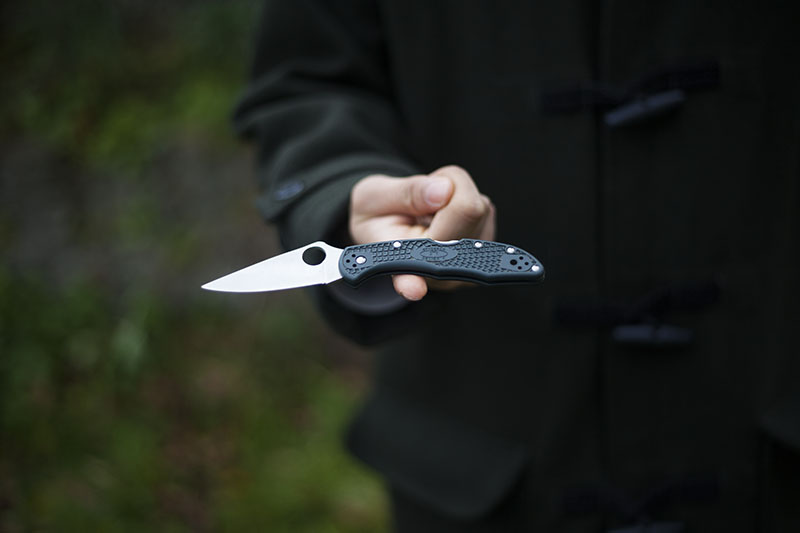 holding spyderco delica 4 knife review