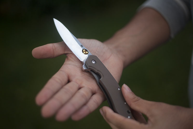 everyday carry knife flipper spyderco southard review