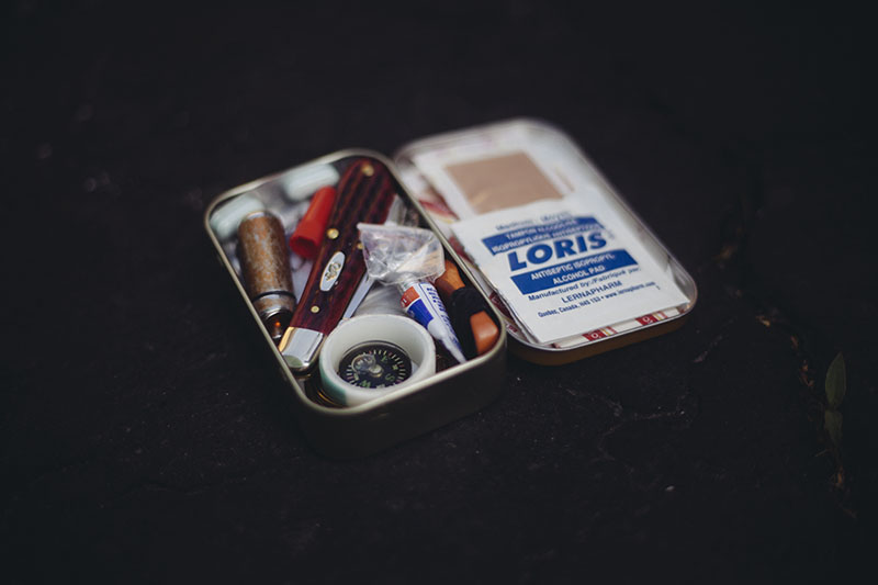 Old Altoids Tin Transformed Into DIY Wallet