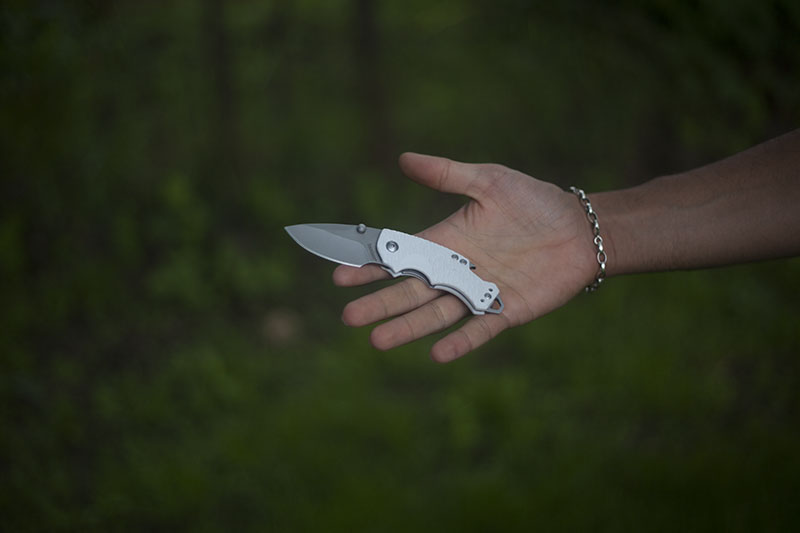 everyday carry small edc knife kershaw shuffle review white handle folder