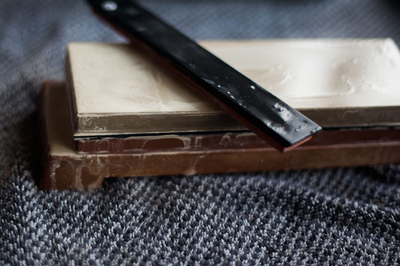 how to use knife sharpening stones to sharpen edges