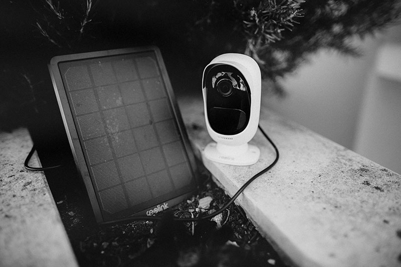 reolink-security-camera-with-solar-panel